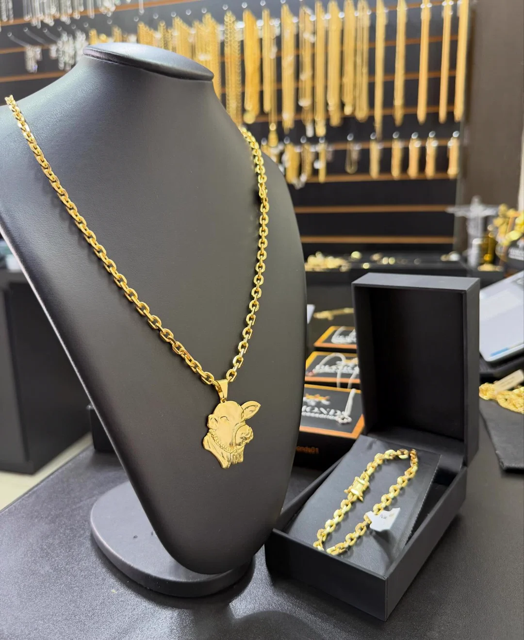 Cordão banhado a ouro 18k com pingente de touro lapidado e pulseira no estojo de veludo