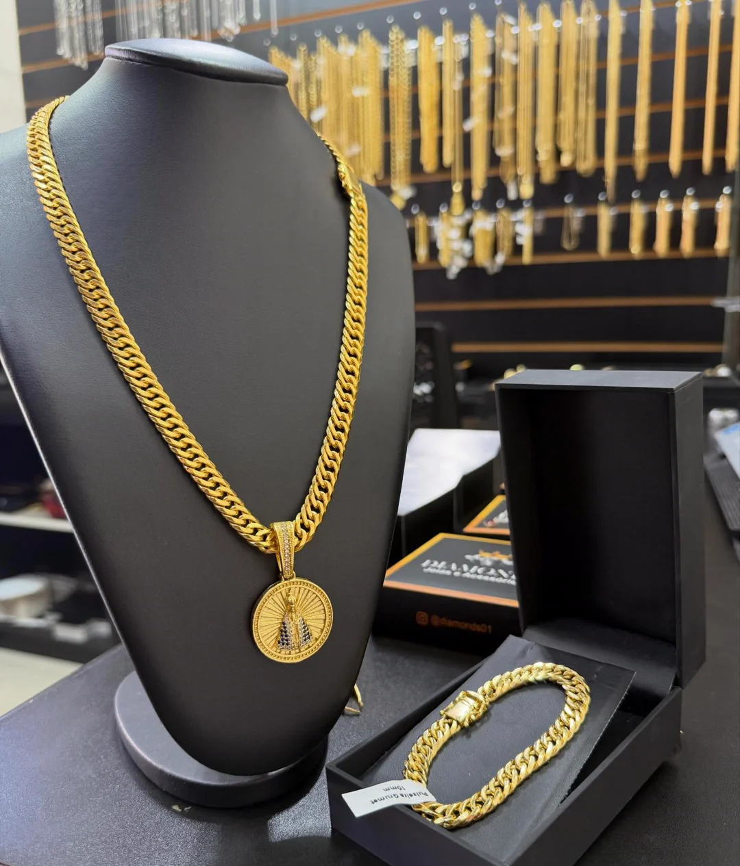 Cordão Grumet banhado a ouro 18k com medalha resinada Nossa Senhora Aparecida e pulseira 10mm no estojo
